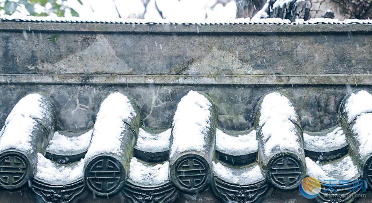 江苏南京迎2019年首场雪 南京街头雪景美丽影响交通