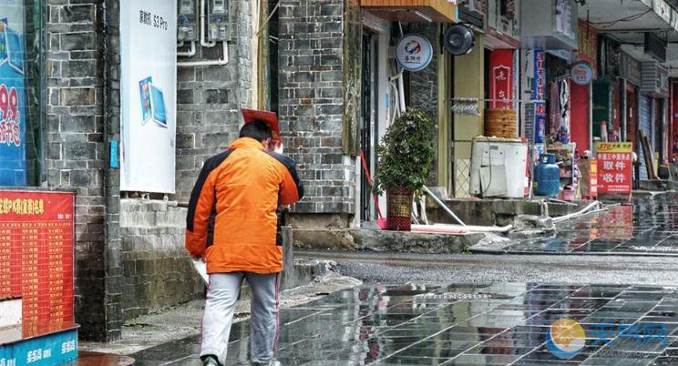 贵州黎平持续低温阴雨 气温3℃居民出行不便
