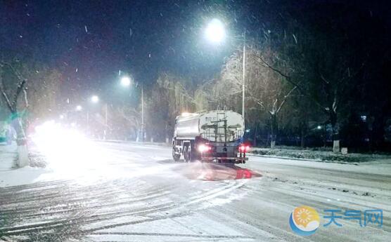 菏泽多路段积雪严重 市城管局出动30余台除雪车保交通