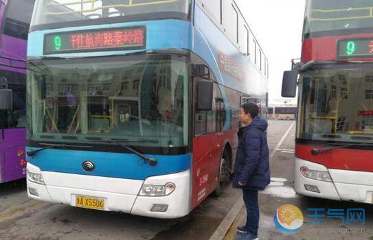 雨雪天气市民出行难 郑州公交增加发车班次