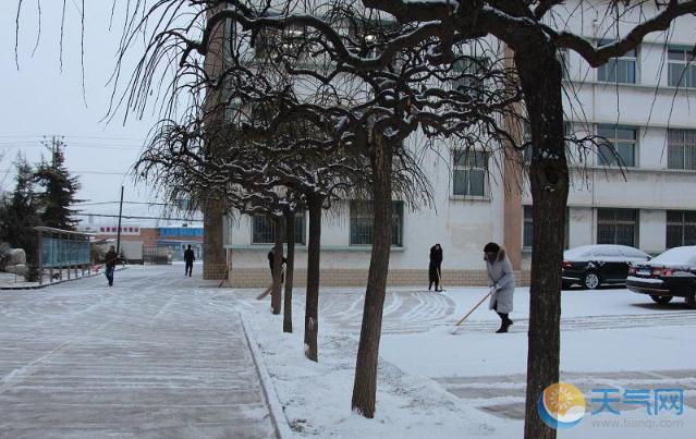 甘肃临夏降下大雪 积雪8厘米道路结冰威胁市民出行