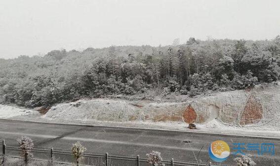 受低温雨雪天气影响 湖南部分收费站交通管制