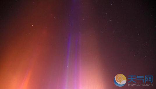 新疆寒夜光柱似仙人入凡 -30℃雪花反射形成