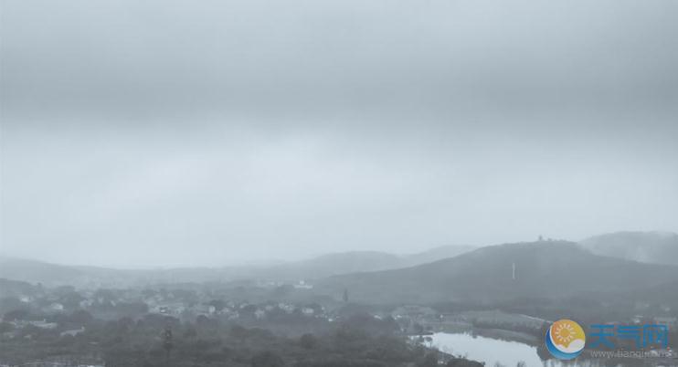 湖北武汉阴雨朦胧扮美东湖 水汽氤氲冬日静谧