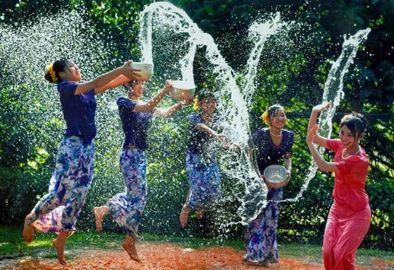 傣族泼水节的风俗图片 傣族风俗绘画图片泼水节