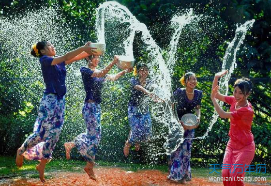 傣族泼水节的风俗图片傣族风俗绘画图片泼水节