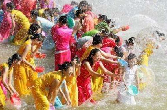 傣族泼水节的风俗图片 傣族风俗绘画图片泼水节