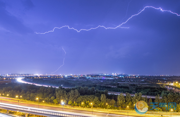 雷雨天不要走进高压电杆多少米 雷雨天离高压线多远才安全