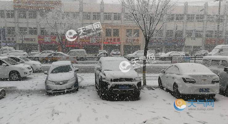 河北承德4月飘雪围场县城降雪明显气温跌至0