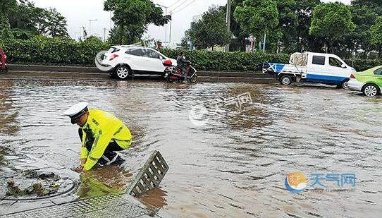 重庆暴雨主城区积水严重 交警提醒市民切勿涉水通过