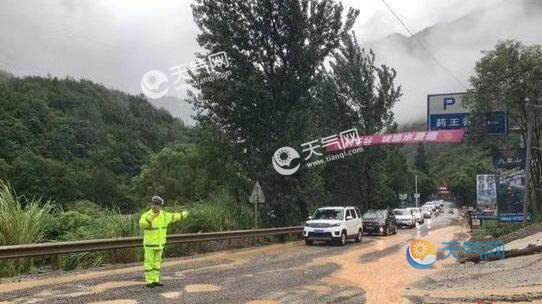 受强降雨恶劣天气影响 四川江油境内多条道路塌方