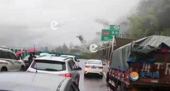 四川暴雨雅叶高速路段山体滑坡 目前已实行临时交通管制