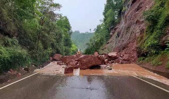 四川达州强降雨一路段塌方 目前正在抢通中