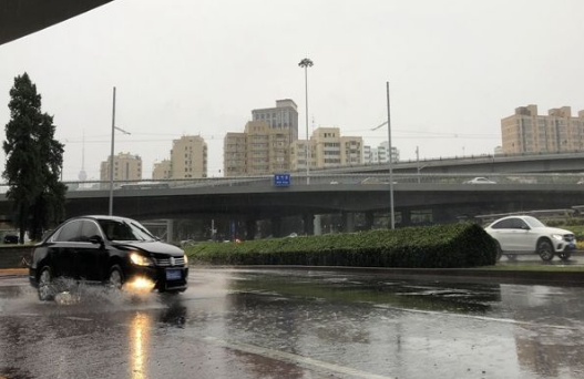 教师节天降雨水给北京早高峰添堵 一天降温达7℃