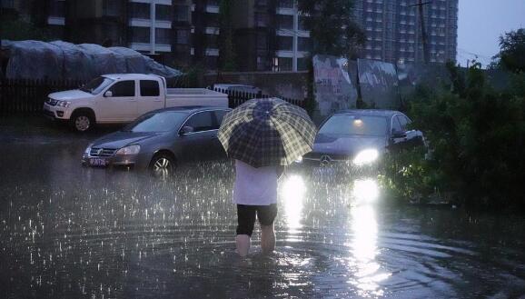 北京多地地发布暴雨蓝色预警 市内白天气温仅24℃