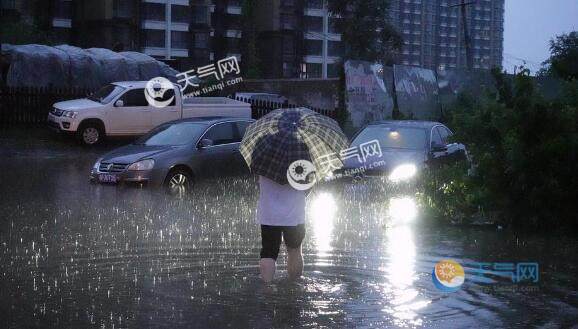 北京多地地发布暴雨蓝色预警 市内白天气温仅24℃