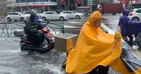 北京早高峰大雨影响公共交通 8条公交线路需绕行停驶