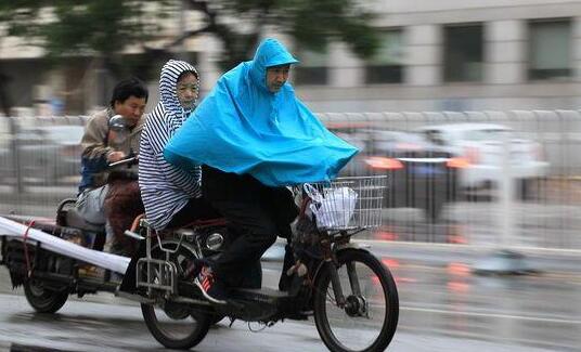 今晨北京普降暴雨 市内8条公交线路停驶或绕行