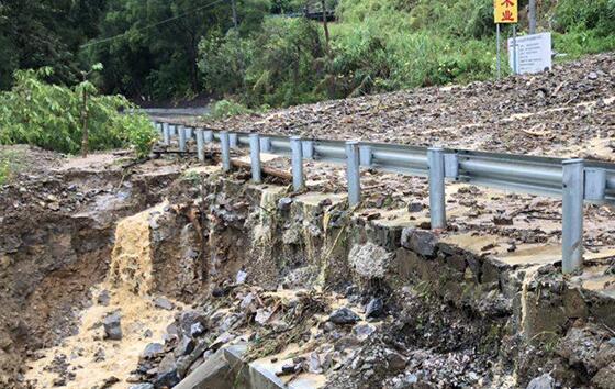 广西百色暴雨多路段塌方 当地公路管理局紧急抢通