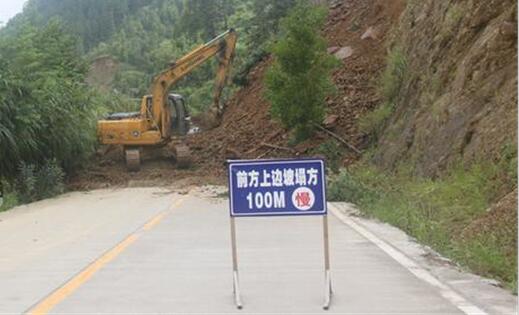 广西凤山县一路段发生塌方 目前已经交通管制