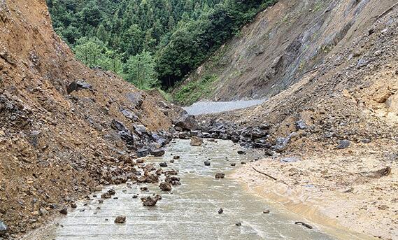 广西凤山县一路段发生塌方 目前已经交通管制