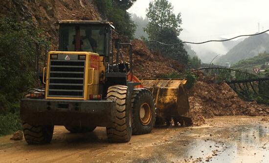 四川南江暴雨一国道山体滑坡 目前正在紧急抢修中