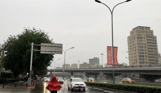 今明两天北京仍有降雨仅25℃ 市民中秋外出需备好雨具