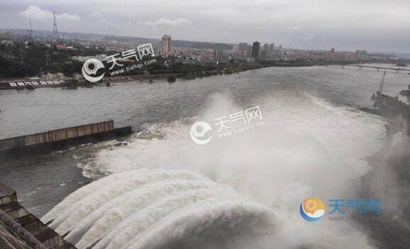 受汉江上游持续降雨影响 丹江口水库迎首次开闸泄洪