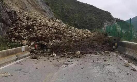 四川京昆高速路段发生山体塌方 已交通管制恢复时间待定