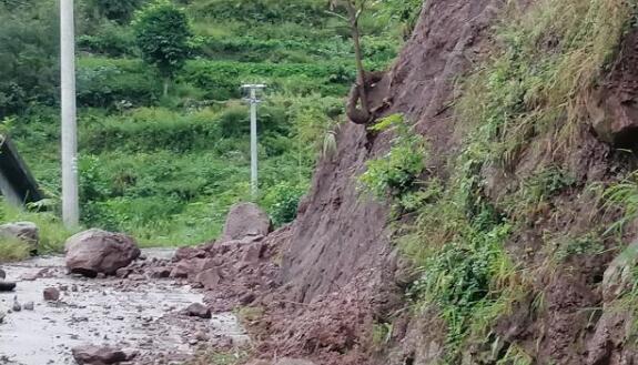 四川巴中强降雨引发山体滑坡 多个乡镇车辆被困