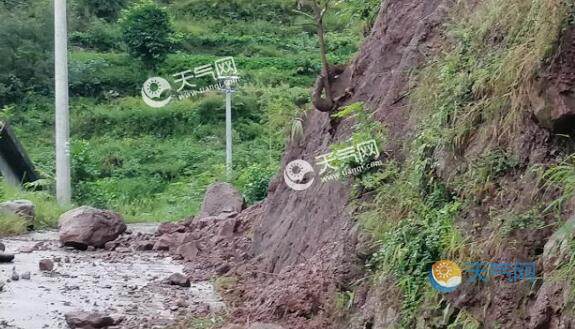 四川巴中强降雨引发山体滑坡 多个乡镇车辆被困