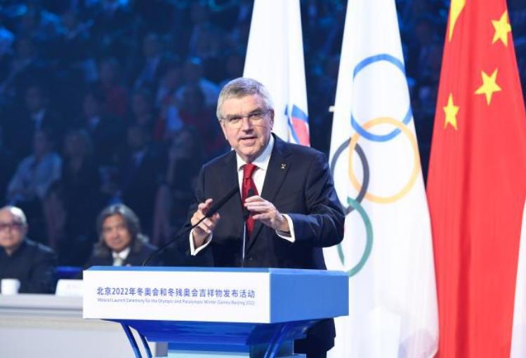 2022冬奥会吉祥物正式出炉 名叫“冰墩墩”奥委会主席：激动