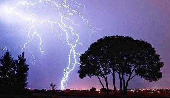 印度比哈尔邦暴雨雷击致17人死亡 雷雨天气如何防范雷击