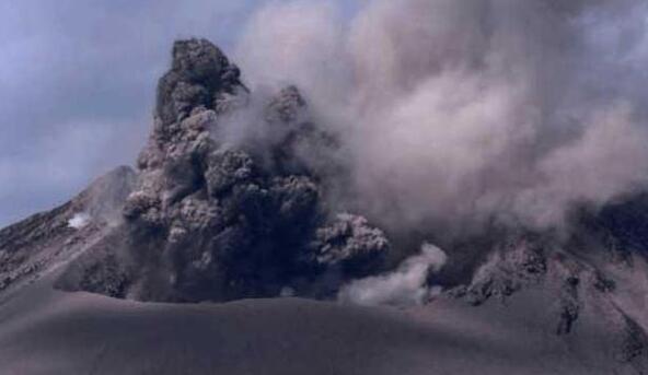 日本樱岛火山大规模喷发 现场大量喷石及碎屑流出