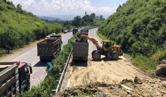 云南瑞陇高速路段山体塌方 无人员伤亡已双向管制