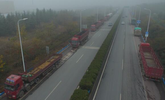 今晨河南发布大雾黄色预警 省内17段高速交通管制