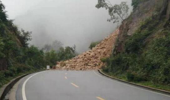 陕西108国道宁强段发生山体滑坡 目前已双向交通管制