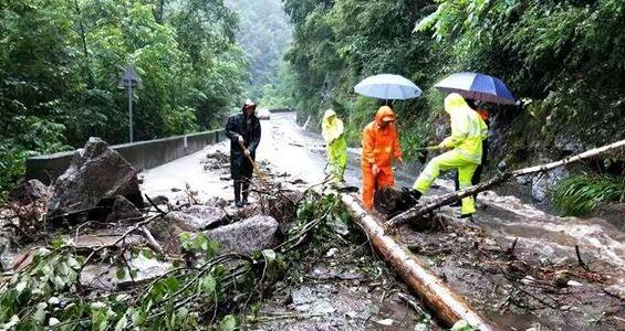 陕西强降雨3处道路山体滑坡 目前道路正在抢修中