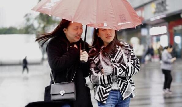 四川大部气温跌至25℃ 这周末局地有雨出行需带伞