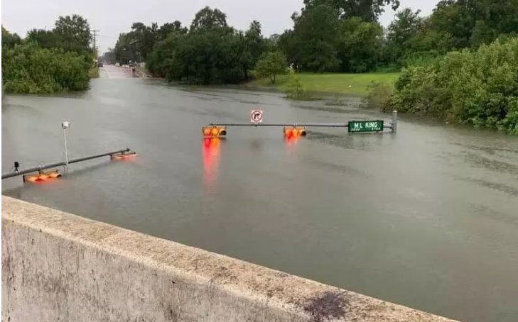 飓风伊梅达袭击美国现场图 暴雨山洪淹没德克萨斯东南部