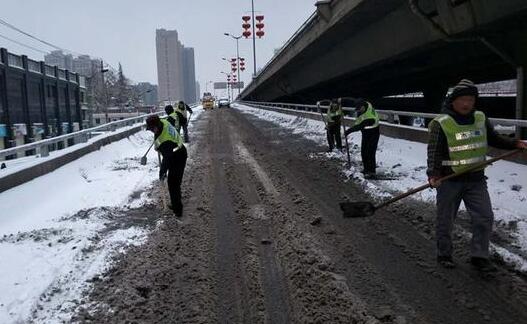 受低温降雪天气的影响 四川康定一路段出现路面结冰