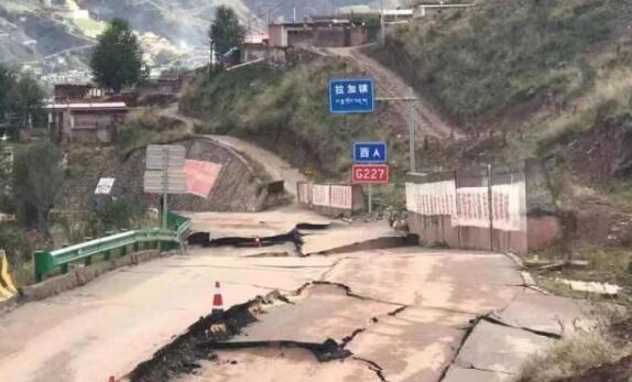青海省果洛公路发生山体滑坡 目前恢复通行时间待定