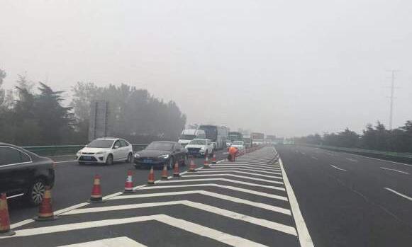 受大雾天气影响 今晨青岛多条高速暂时封闭