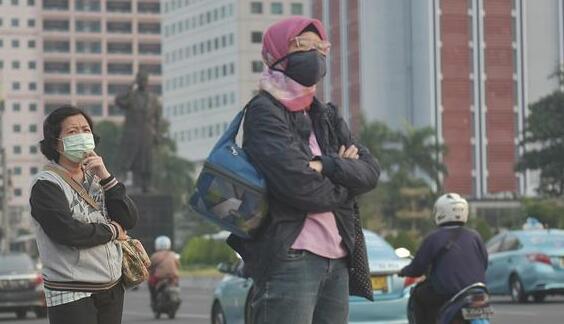 印尼空气污染惊现血色天空 学校停课机场紧急关闭