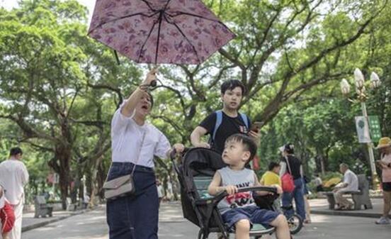 广东天气炎热干燥30℃以上 市民出行需注意防晒