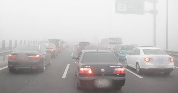 受大雾天气影响 今晨北京河北多条高速路段封闭