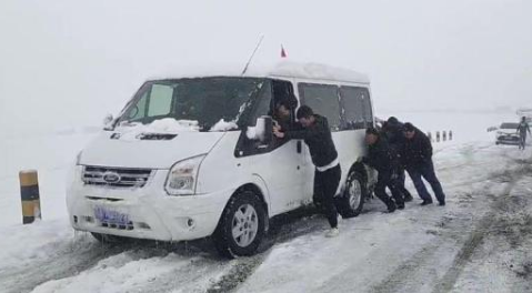 青海祁连突降大雪上千辆汽车滞留 交警12小时不间断作战转移700人
