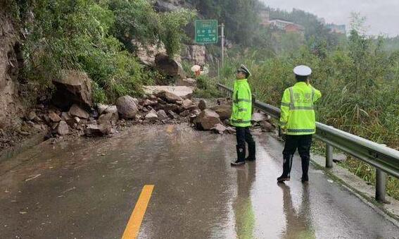 四川达州暴雨蓝色预警 部分路段发生山体滑坡