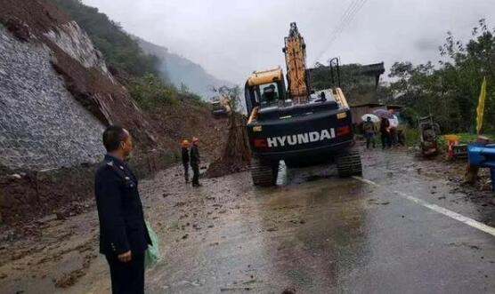 陕西安康暴雨部分路段大面积塌方 预计15日恢复正常通行