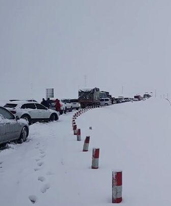 青海祁连突降大雪上千辆汽车滞留 交警12小时不间断作战转移700人
